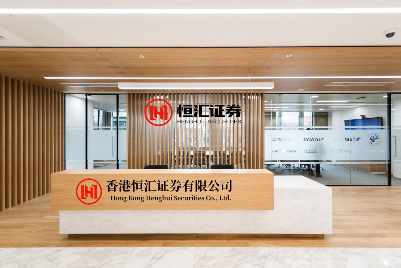 万通资本 義YIJING：炒股时，筹码峰可是个重要指标，它就像股市“照妖镜”，能让主力吸筹、洗盘、出货小动作无所遁形。筹码峰是所有投资者的持仓成本分布图，红色峰是获利筹码，买入价低于当前股价；蓝色峰是套牢...